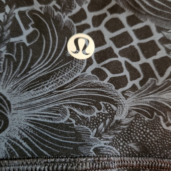 EUC Lululemon athletica Melanite Blue Paisley Wunder Under Crop Workout Size 8. - Picture 2 of 4